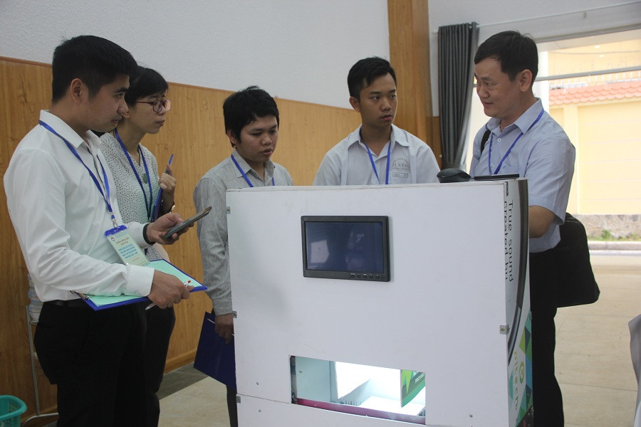 Ban giám khảo đang đặt câu hỏi cho thí sinh liên quan đến đề tài của mình