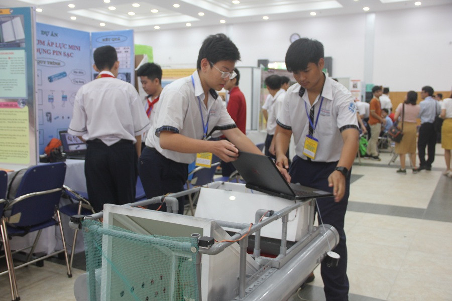 Rpbot thu gom rác thải trên mặt sông của học sinh Trường THPT Trần Văn Giàu