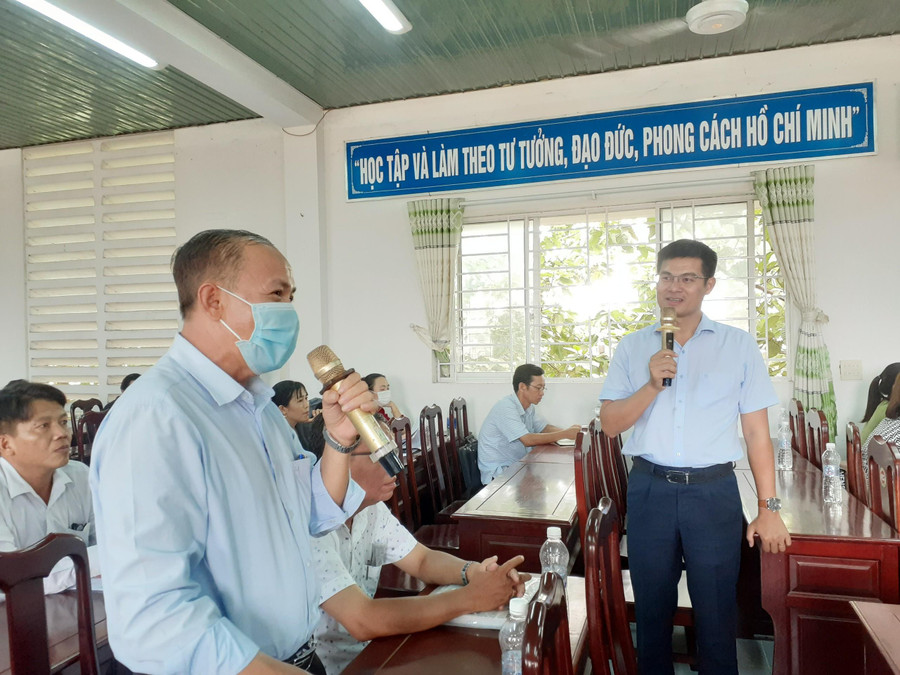 Các thầy cô trao đổi, chia sẻ với báo cáo viên.