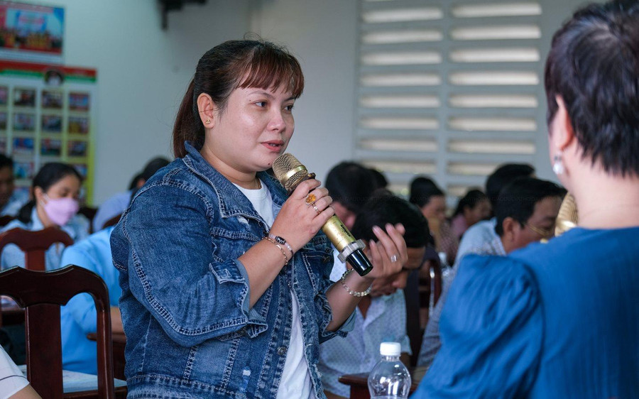 Cán bộ, giáo viên chia sẻ với báo cáo viên.