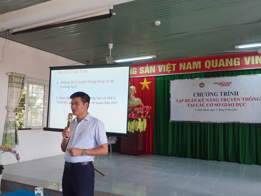 Thạc sĩ Trần Nam chia sẻ tại buổi tập huấn.