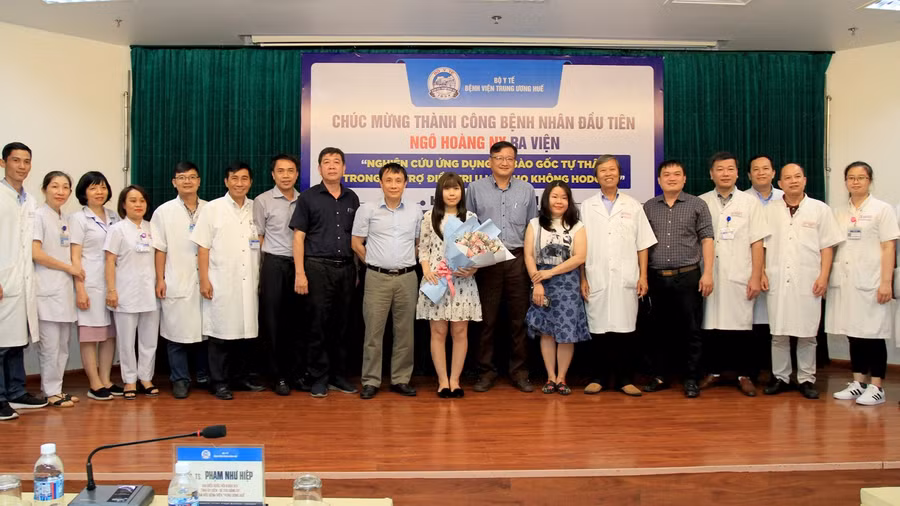Các y bác sỹ Bệnh viện Trung ương Huế chúc mừng bệnh nhân Ngô Hoàng N. xuất viện.
