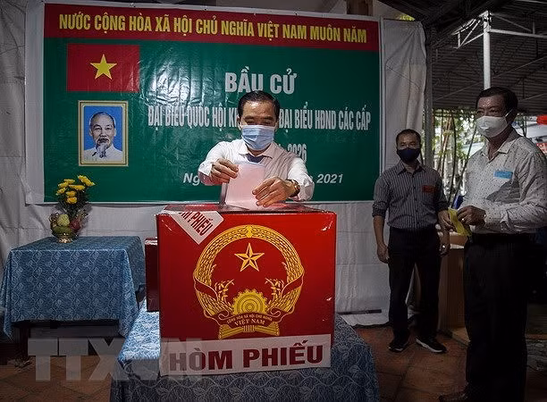 Chủ tịch UBND thành phố Phú Quốc, tỉnh Kiên Giang Huỳnh Quang Hưng bỏ phiếu bầu cử tại Khu vực bỏ phiếu số 13, phường Dương Đông, thành phố Phú Quốc. (Ảnh: Hồng Đạt/TTXVN)