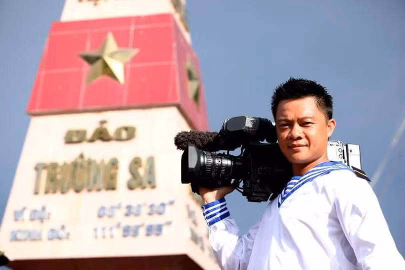 Biên tập viên Trần Quang Minh gửi lời chúc nhân ngày Nhà Báo Việt Nam: "Mến chúc những điều tốt đẹp nhất đến với các cô, chú, anh, chị và các bạn đồng nghiệp báo chí, phát thanh, truyền hình nhân kỷ niệm 96 năm ngày báo chí cách mạng Việt Nam".