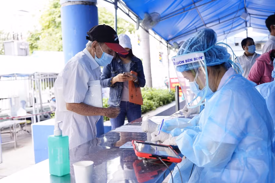 Nhân viên y tế BV Nhân dân Gia Định TP.HCM siết chặt tầm soát trước khi tiếp nhận bệnh