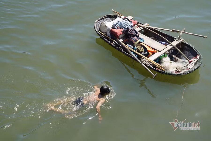 Nghề lặn mò ốc ở vịnh Hạ Long dễ chịu hơn khi được ngâm mình dưới nước