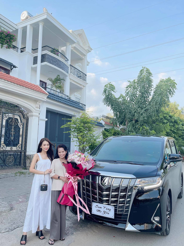 Mới đây nhất, hot girl Sam đã chia sẻ những ảnh mình đứng canh xế hộp trị giá khoảng 4,6 tỷ đồng mua để tặng mẹ khiến nhiều người ngưỡng mộ. &quot;Chúc mừng mẹ có xe mới nhé. Em này mẹ đi chợ, đi siêu thị, đi về quê là êm ru. Mẹ khoái em này lâu rồi, mà tui đặt ẻm đợi hơn 6 tháng mới về. Nhưng không uổng công chờ đợi, mẹ khoái lắm&quot;, Sam viết.