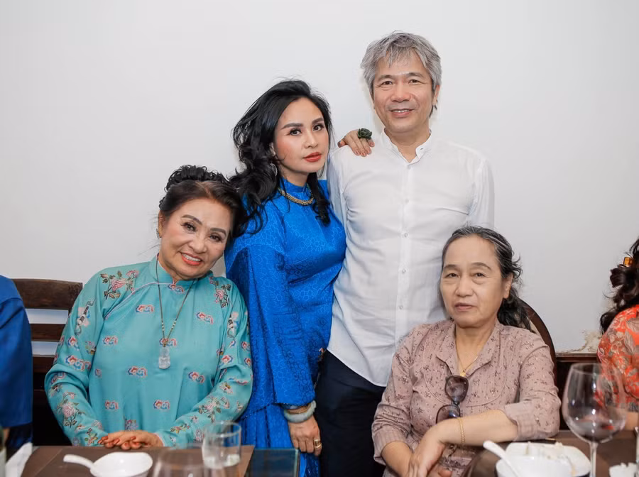 Trong lễ dạm ngõ, ca sĩ Thanh Lam diện áo dài lụa, rạng ngời hạnh phúc. Bạn trai bác sĩ giản dị với sơ mi trắng. Cả hai thắp hương lên bàn thờ gia tiên trước sự chứng kiến của hai bên gia đình.