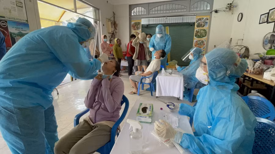 TP Hồ Chí Minh nhanh chóng tổ chức lấy mẫu xét nghiệm cho người dân tại quận Gò Vấp sau khi phát hiện chuỗi siêu lây nhiễm tại đây.