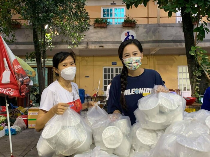Mai Phương Thúy đã dậy từ 4h30 sáng để cùng với các tình nguyện viên chuẩn bị hàng trăm suất ăn cho các y bác sĩ nơi tuyến đầu chống dịch. Mai Phương Thúy đã dậy từ 4h30 sáng để cùng với các tình nguyện viên chuẩn bị hàng trăm suất ăn cho các y bác sĩ nơi tuyến đầu chống dịch.