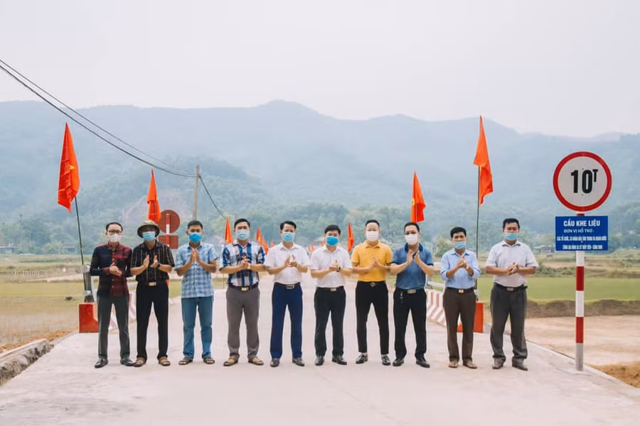 Hình ảnh cây cầu bị lũ làm hư hỏng đã chính thức được khánh thành nhờ tấm lòng hảo tâm, sự chung tay, chung sức cùng quyên góp của Thủy Tiên và các mạnh thường quân.