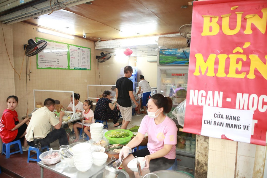 Không chỉ các quán phở, các quán bún miến ăn sáng cũng đông kín khách trong ngày đầu tiên hàng quán mở cửa trở lại. Không chỉ các quán phở, các quán bún miến ăn sáng cũng đông kín khách trong ngày đầu tiên hàng quán mở cửa trở lại.