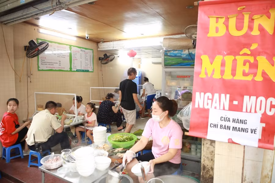 Không chỉ các quán phở, các quán bún miến ăn sáng cũng đông kín khách trong ngày đầu tiên hàng quán mở cửa trở lại.