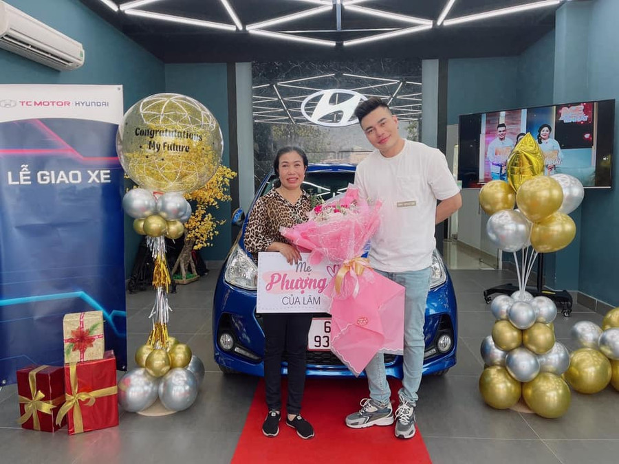 Vào dịp 8/3 vừa qua, Lê Dương Bảo Lâm mua xe hơi tặng mẹ. Được biết, chiếc xe nam diễn viên hài mua tặng mẹ thuộc thương hiệu Hyundai có giá khoảng 400 triệu đồng. &quot;Mẹ tôi tần tảo làm ruộng, bao nhiêu năm nay nuôi anh em chúng tôi ăn học, có được thành công. Tôi muốn dành cho mẹ một món quà bất ngờ trong ngày mừng Quốc tế Phụ nữ năm nay&quot;, Lê Dương Bảo Lâm tâm sự.
