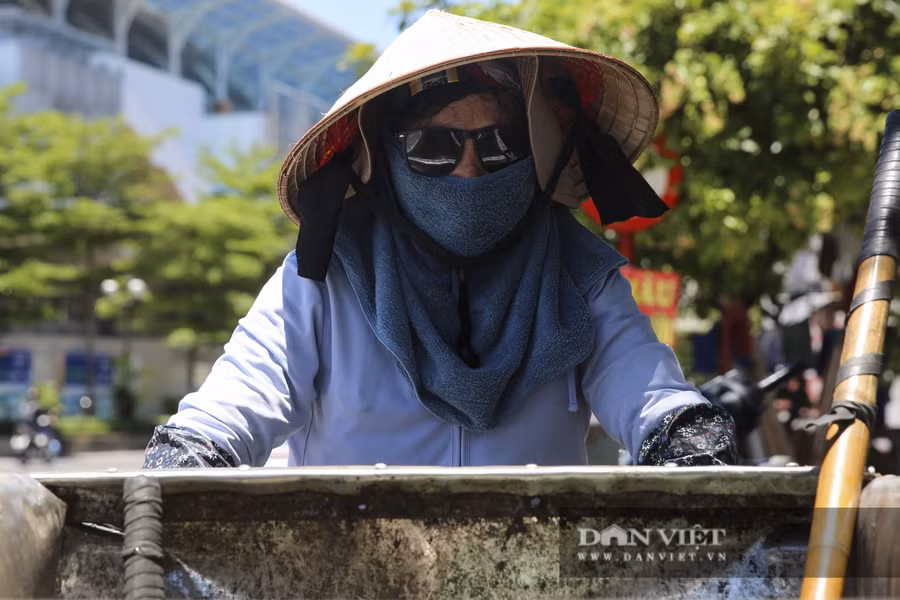 Chị Nguyễn Thị Nga (công nhân vệ sinh môi trường) chia sẻ, nắng nóng gay gắt khiến những người dành phần lớn thời gian lao động ở ngoài đường như chúng tôi cảm thấy vô cùng mệt mỏi.