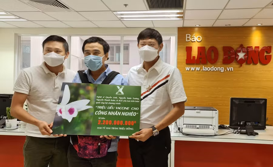 MC Quyền Linh trao 2,2 tỷ mua vắc xin cho công nhân nghèo.