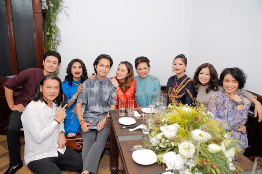 Có thể thấy, buổi lễ dạm ngõ được tổ chức khá đơn giản, nhưng đầm ấm với sự tham gia của đại diện hai bên gia đình và một số bạn bè thân thiết của nữ diva.