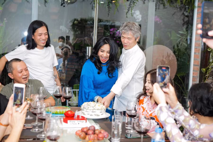 Trước đó, Diva Thanh Lam công khai hẹn hò bạn trai bác sĩ vào tháng 6/2020. Nữ ca sĩ được cầu hôn ngay tại buổi họp báo liveshow "Hẹn yêu" hồi tháng 1/2021. Khi được hỏi về đám cưới, Thanh Lam e thẹn cho biết, ở tuổi của cô, chuyện hình thức không còn quá quan trọng. Cô viên mãn với những gì đang có. Sau nhiều thăng trầm trong cuộc sống, cô học được cách "biết đủ".