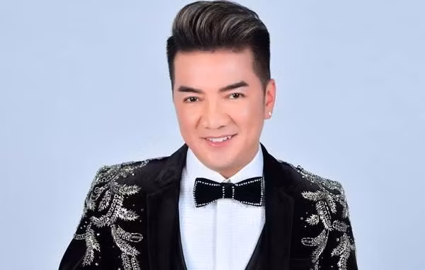 Ca sĩ Đàm Vĩnh Hưng cũng không quên gửi gắm lời chúc: "Ngày nhà báo Việt Nam, Ngày Tết của các nhà báo, Xin kính chúc anh chị em luôn luôn vui vẻ, sức khoẻ, bình an, may mắn và thành công!".