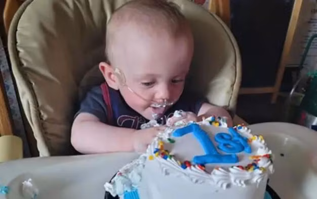 Em bé sinh non nhất thế giới chỉ nặng hơn 300 gram đã đón sinh nhật đầu tiên.