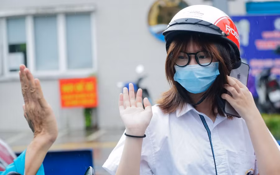 Những bàn tay giơ cao, chạm vào nhau thể hiện cho sự quyết tâm, chiến thắng.