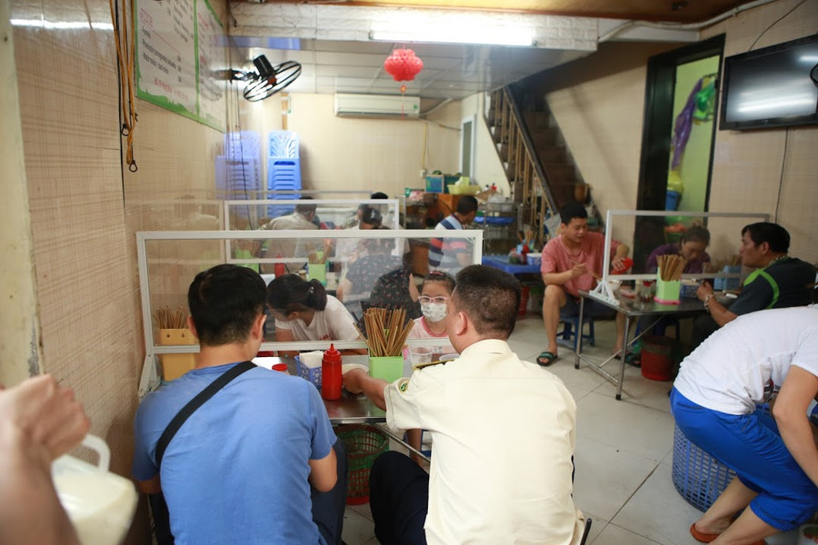Các bàn ăn luôn kín người ngồi. Các bàn ăn luôn kín người ngồi.
