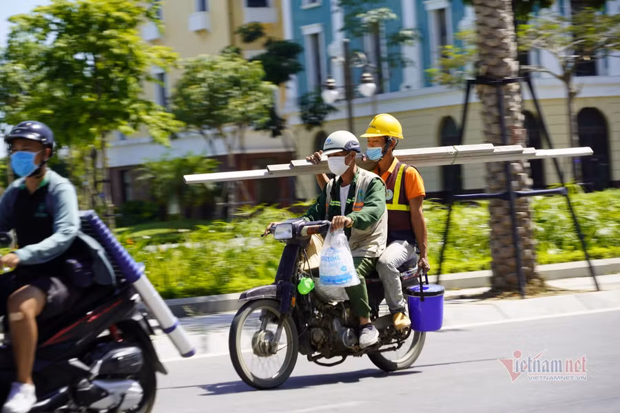 Người làm việc ngoài trời phải mang theo túi đá lớn để uống nước giải nhiệt