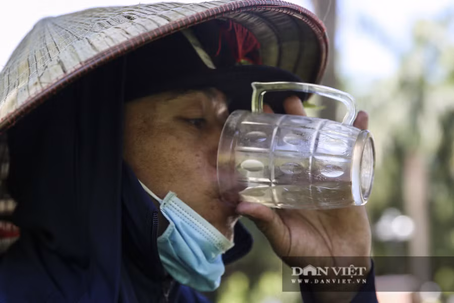 Một người bán hàng rong trên đường thường xuyên phải nghỉ ngơi và tiếp nước.