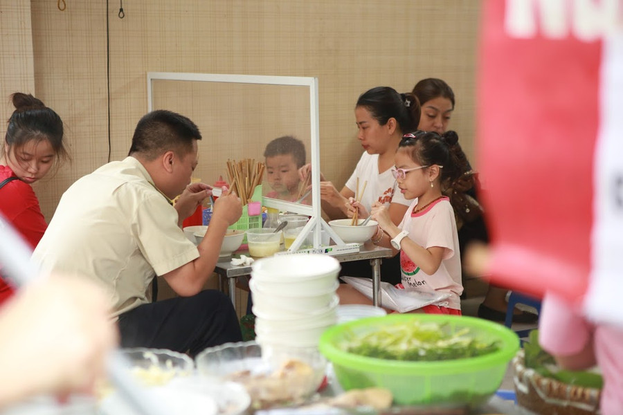 Hà Nội: hàng quán tấp nập khách ngày đầu tiên mở cửa trở lại ảnh 6 Hà Nội: hàng quán tấp nập khách ngày đầu tiên mở cửa trở lại ảnh 6