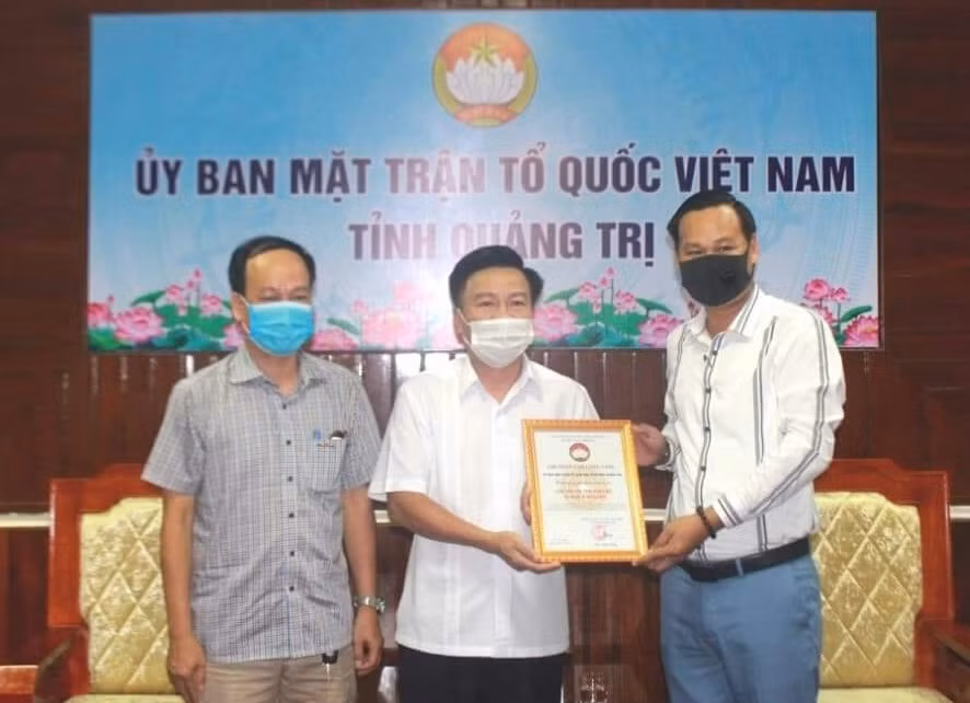 Đại diện của nghệ sĩ Hoài Linh trao lại số tiền từ thiện cho người dân Quảng Trị.