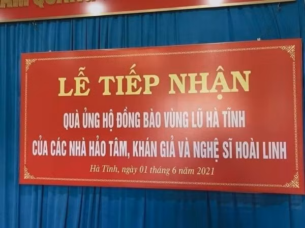 Hình ảnh lễ tiếp nhận quà ủng hộ đồng bào vùng lũ Hà Tĩnh của các nhà hảo tâm, khán giả và nghệ sĩ Hoài Linh.