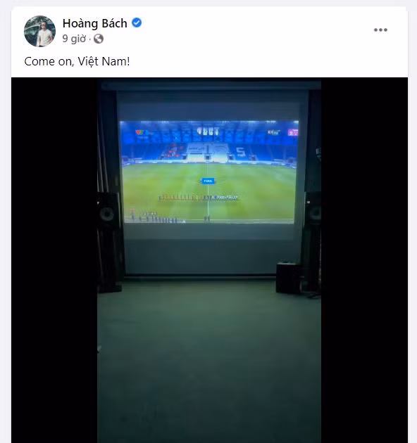 Ca sĩ Hoàng Bách đã rất nôn nóng, mong chờ và vỡ òa trong hạnh phúc trước chiến thắng 4-0 của đội tuyển Việt Nam.