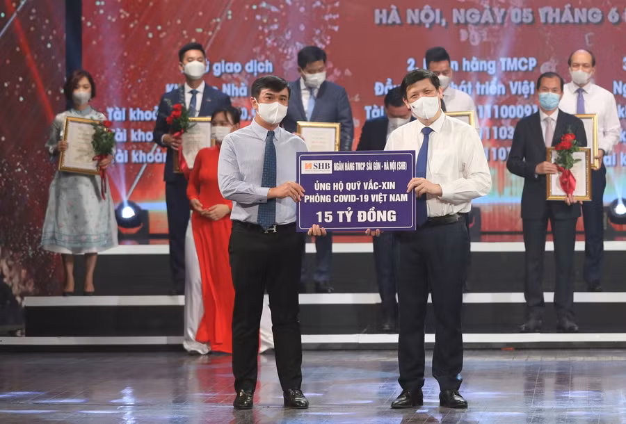 Đại diện ngân hàng SHB trao tặng Quỹ Vaccine phòng COVID-19 15 tỷ đồng
