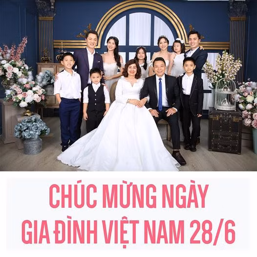 Nhân ngày đặc biệt này, nam ca sĩ Đăng Khôi hạnh phúc chia sẻ: "Chúc mừng ngày gia đình Việt Nam 28/6. Gia đình là tế bào của xã hội. Gia đình có hòa thuận, hạnh phúc, xã hội mới phồn vinh, phát triển bền vững được. Ngày 28/6 hàng năm được gọi với tên thân thương Ngày Gia đình Việt Nam để nhấn mạnh vai trò quan trọng của gia đình. Ngày Gia đình Việt Nam không chỉ là dịp tôn vinh những mái ấm gia đình Việt, còn là cơ hội để mỗi thành viên thấu hiểu và biết quý trọng hạnh phúc mình đang có.