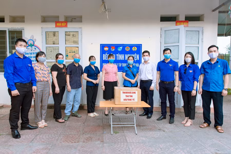 Đồng chí Giáp Xuân Cảnh- Phó Bí thư Tỉnh đoàn cùng Thường Trực Tỉnh Đoàn Bắc Giang tặng cán bộ giáo viên nhà trường thùng khẩu trang để làm nhiệm vụ vào chiều 20-5.