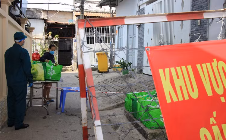 Các đơn vị chức năng đi chợ giúp người dân có hoàn cảnh khó khăn đang trong khu vực phong tỏa tại thành phố Thủ Đức.