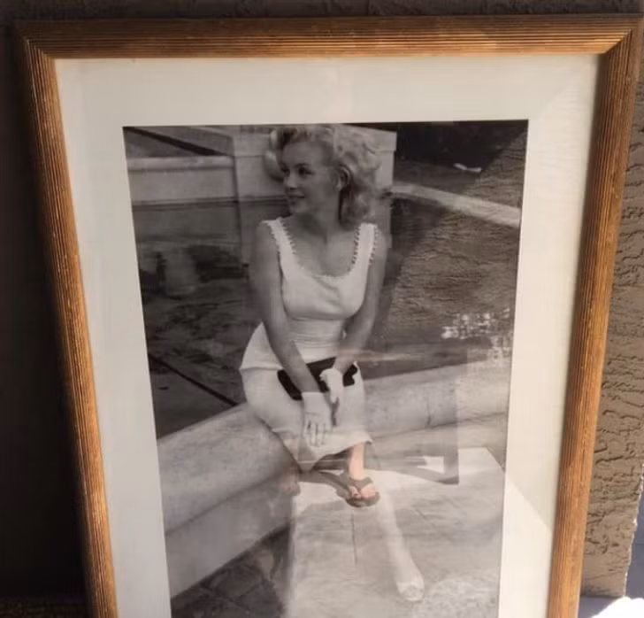 Vì cách chụp bức ảnh này, người phụ nữ trong khung nhìn thấp và đôi chân ngắn hơn so với thực tế.