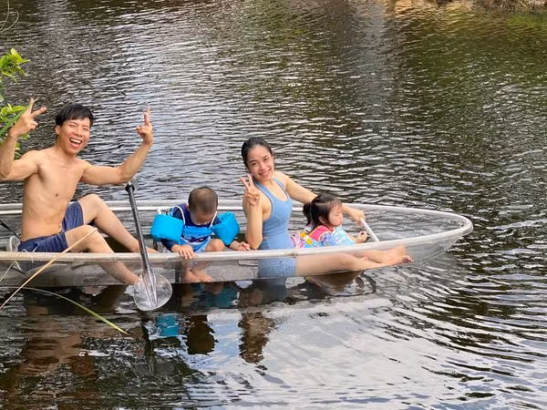Gia đình "hoàng tử xiếc" Quốc Nghiệp chia sẻ: "Chúc mừng ngày gia đình Việt Nam. Gia Đình Quốc Nghiệp Ngọc Mai chúc cho tất cả mọi người luôn có thật nhiều sức khoẻ, tình yêu thương, niềm hạnh phúc cùng bình an đến với tất cả mọi người trong gia đình của mình nhé!".