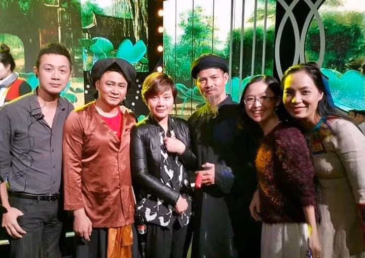 Nhân ngày Báo chí Cách mạng Việt Nam năm nay trên trang facebook của mình, nghệ sĩ Tự Long viết: "Xin chúc các nhà báo. Lúc nào cũng yêu đời. Vui vẻ và thành cao. Vững vàng trong sự nghiệp. Tâm sáng và trí trong. Hạnh phúc luôn đong đầy".