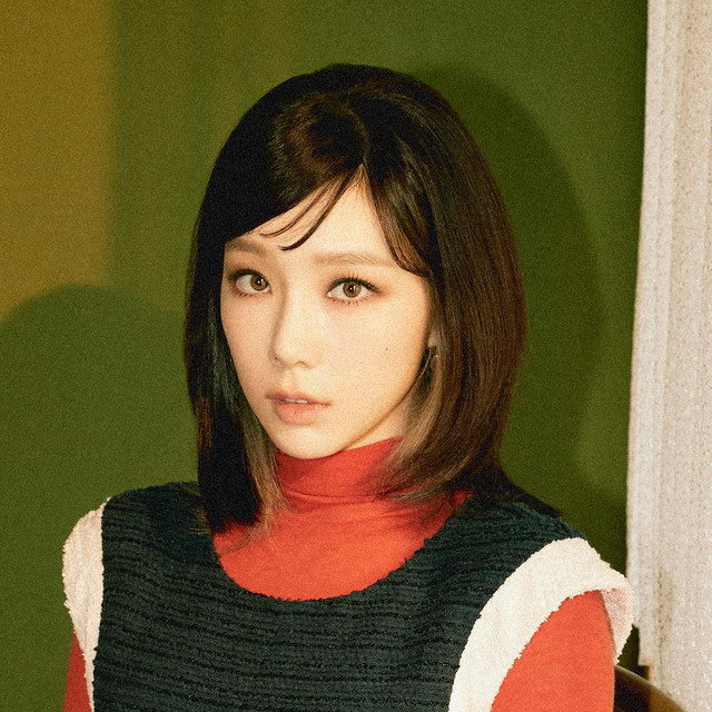 Taeyeon đã khiến mọi người sửng sốt với kiểu cắt siêu ngắn của mình và nó chắc chắn giúp cô ấy khoe được những đường nét xinh đẹp như búp bê.