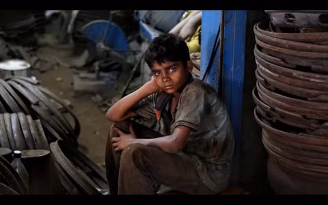 Trẻ em phải lao động trong môi trường độc hại và nặng nhọc