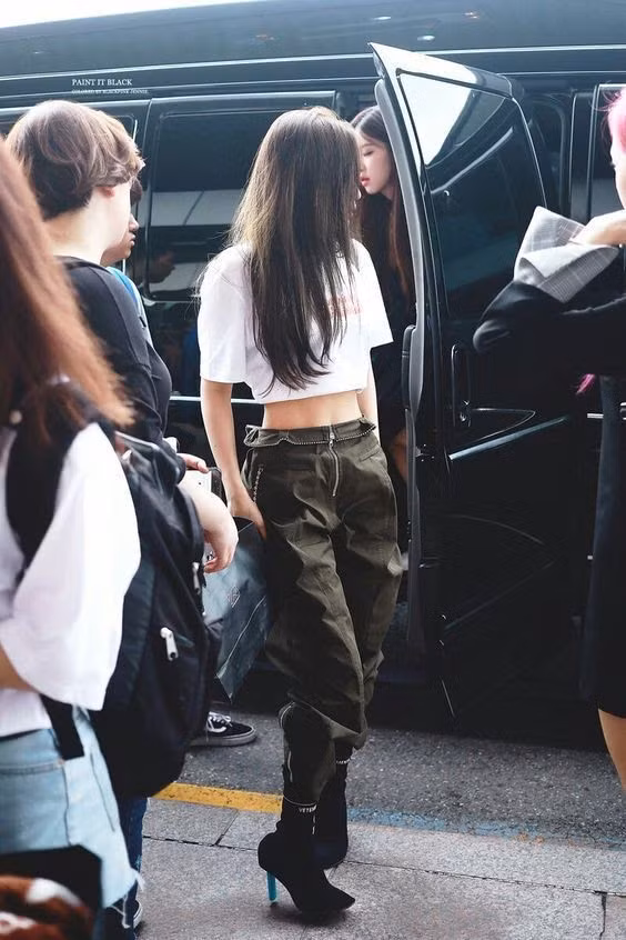 Khi Jennie diện chiếc quần xanh quân đội cực ngầu này, mọi ánh nhìn đều đổ dồn về cô nàng!Với diện mạo này, Jennie đã chứng minh rằng cô ấy có thể tạo ra một chút lợi thế trong phong cách của mình.