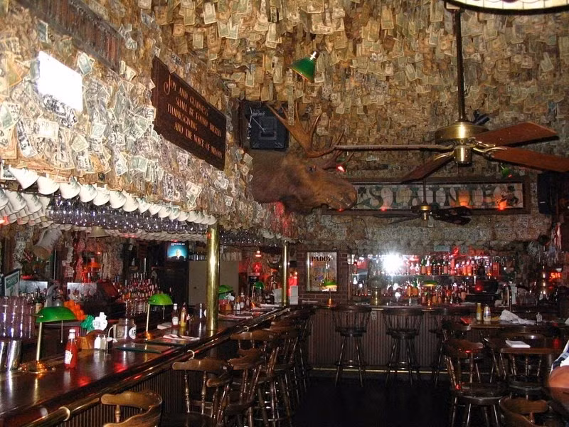 Nhà hàng được trang trí với gần hai triệu đô la tiền mặt xung quanh quán.