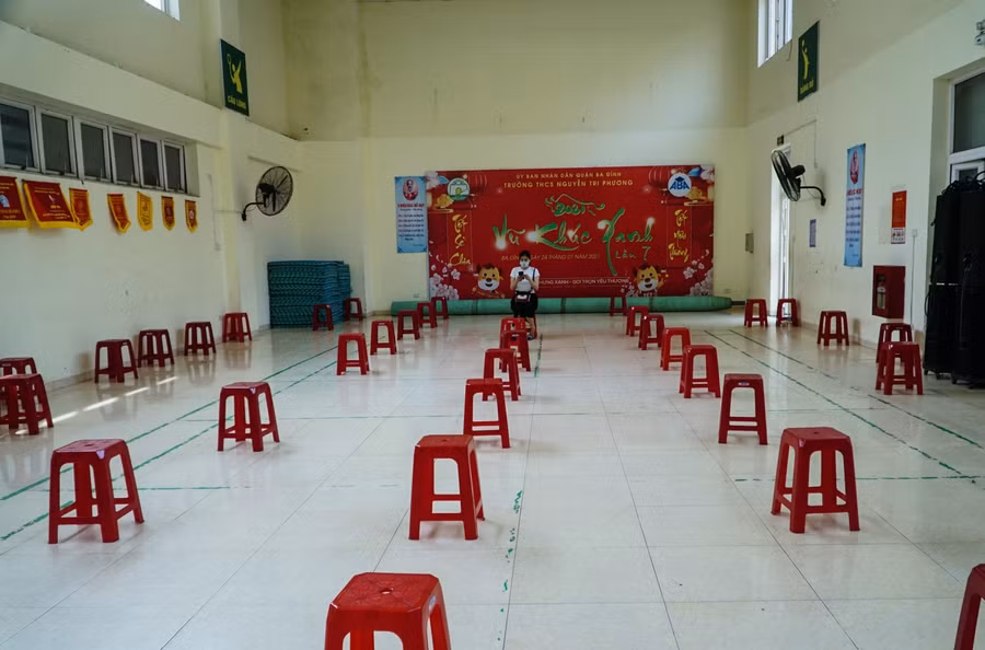 Cả dãy ghế chỉ có một phụ huynh ngồi chờ.