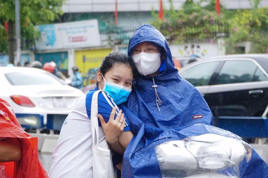 Một thí sinh không quên ôm mẹ trước khi bước vào điểm thi.