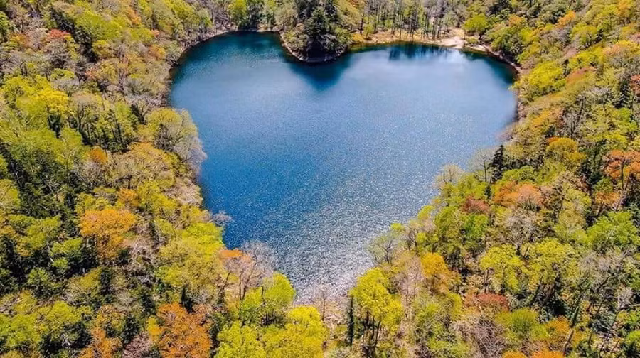 Vẻ đẹp độc đáo, mê đắm lòng người của hồ Toyoni - hồ nước hình trái tim.