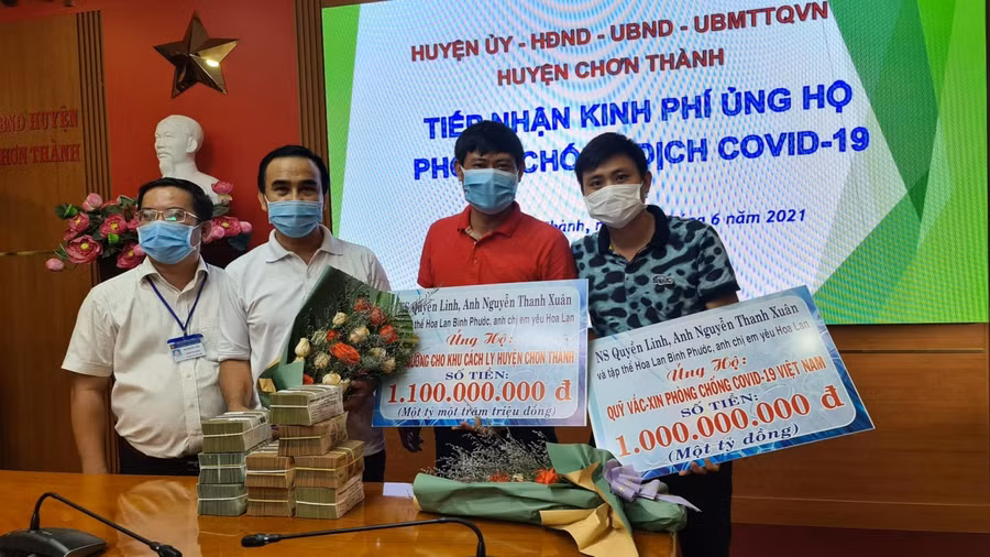 MC Quyền Linh đã cùng những người bạn trực tiếp đến Bình Phước để trao tặng 1 tỷ đồng tiền mặt vào Quỹ vắc xin phòng Covid-19 và ủng hộ 1,1 tỷ đồng cho 500 giường khu cách ly huyện Chơn Thành.