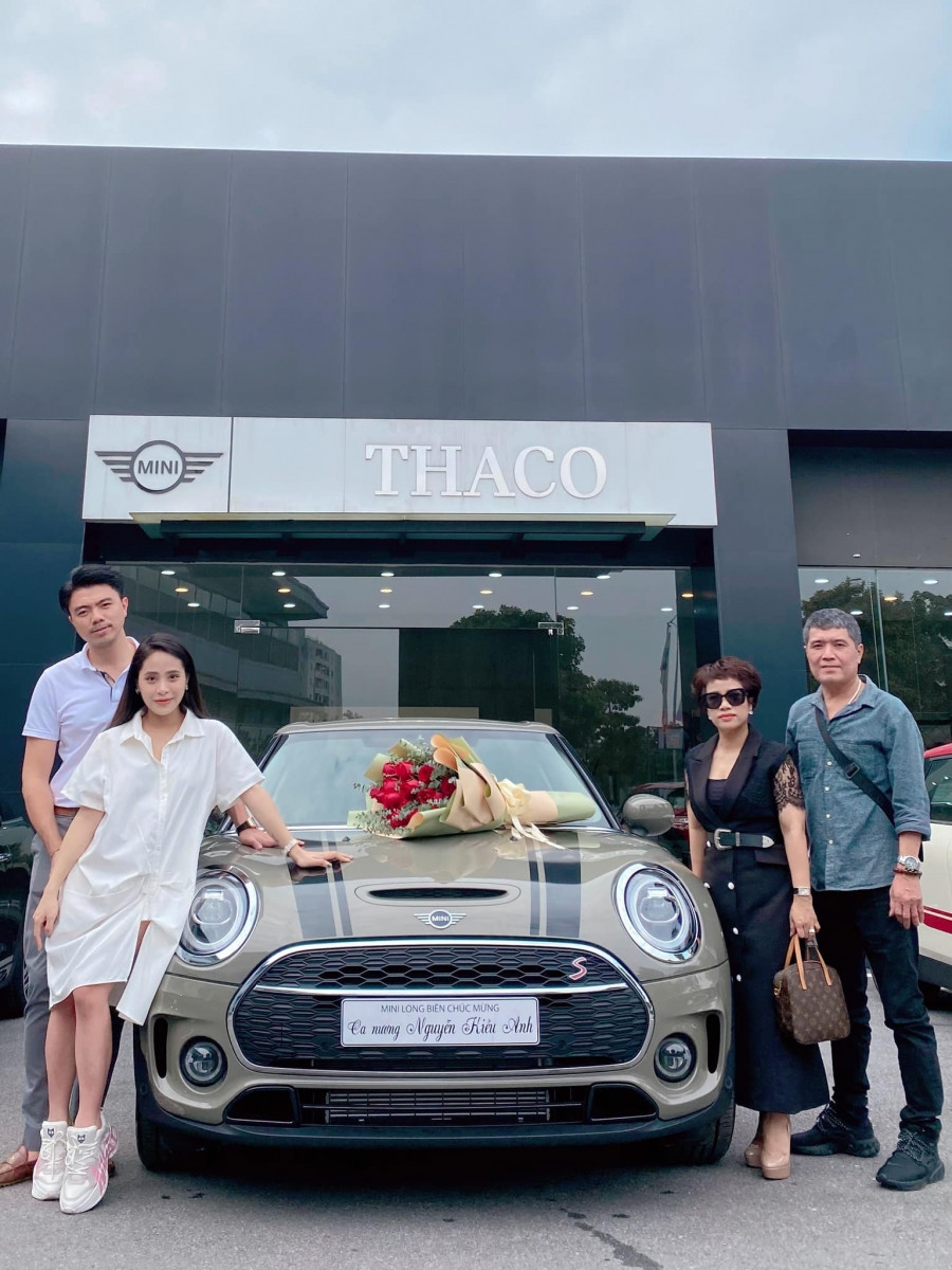 Vào tháng 11/2020, ca nương Kiều Anh đã có những chia sẻ đầy tình cảm cũng như món quà ý nghĩa dành tặng bố mình. &quot;Hãng ghi &quot;Chúc mừng Ca nương Kiều Anh&quot; nhưng nhân đây mình cũng xin chia sẻ rằng chìa khoá chiếc xe này mình sẽ trân trọng gửi gắm lại hoàn toàn cho Bố mình. Từ giờ bất kể nắng mưa, muốn lái xe đưa cả nhà đi đâu thì cũng thật thoải mái rồi ông nhé. Hi vọng ông ngoại Soup sẽ luôn mượt tay lái, chở cả nhà bon bon mà vẫn an toàn trên mọi nẻo đường ạ”, Kiều Anh chia sẻ.