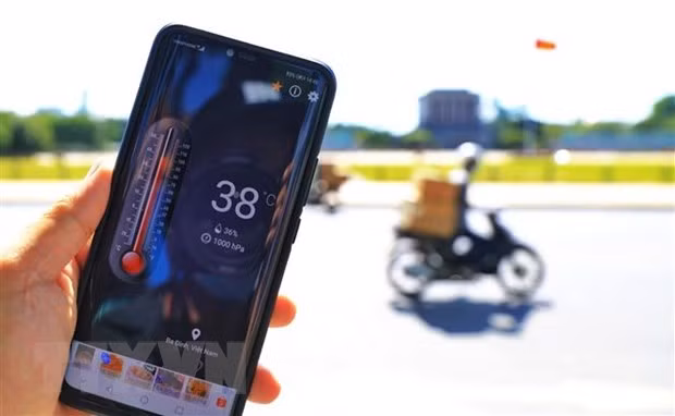 Khu vực Quảng trường Ba Đình (Hà Nội) nhiệt độ đo được gần 40 độ C (Ảnh chụp lúc 15 giờ ngày 1/6). (Ảnh: Thành Đạt/TTXVN)