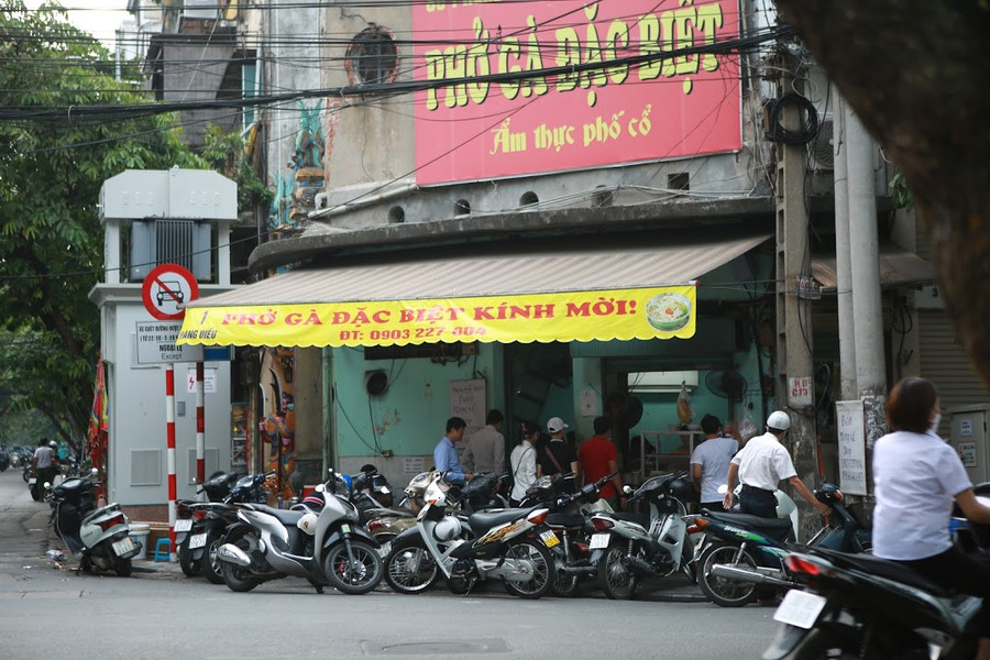 Trong ngày đầu tiên mở cửa trở lại, nhiều quán phở có lượng khách đến đông kín cửa hàng. Trong ngày đầu tiên mở cửa trở lại, nhiều quán phở có lượng khách đến đông kín cửa hàng.